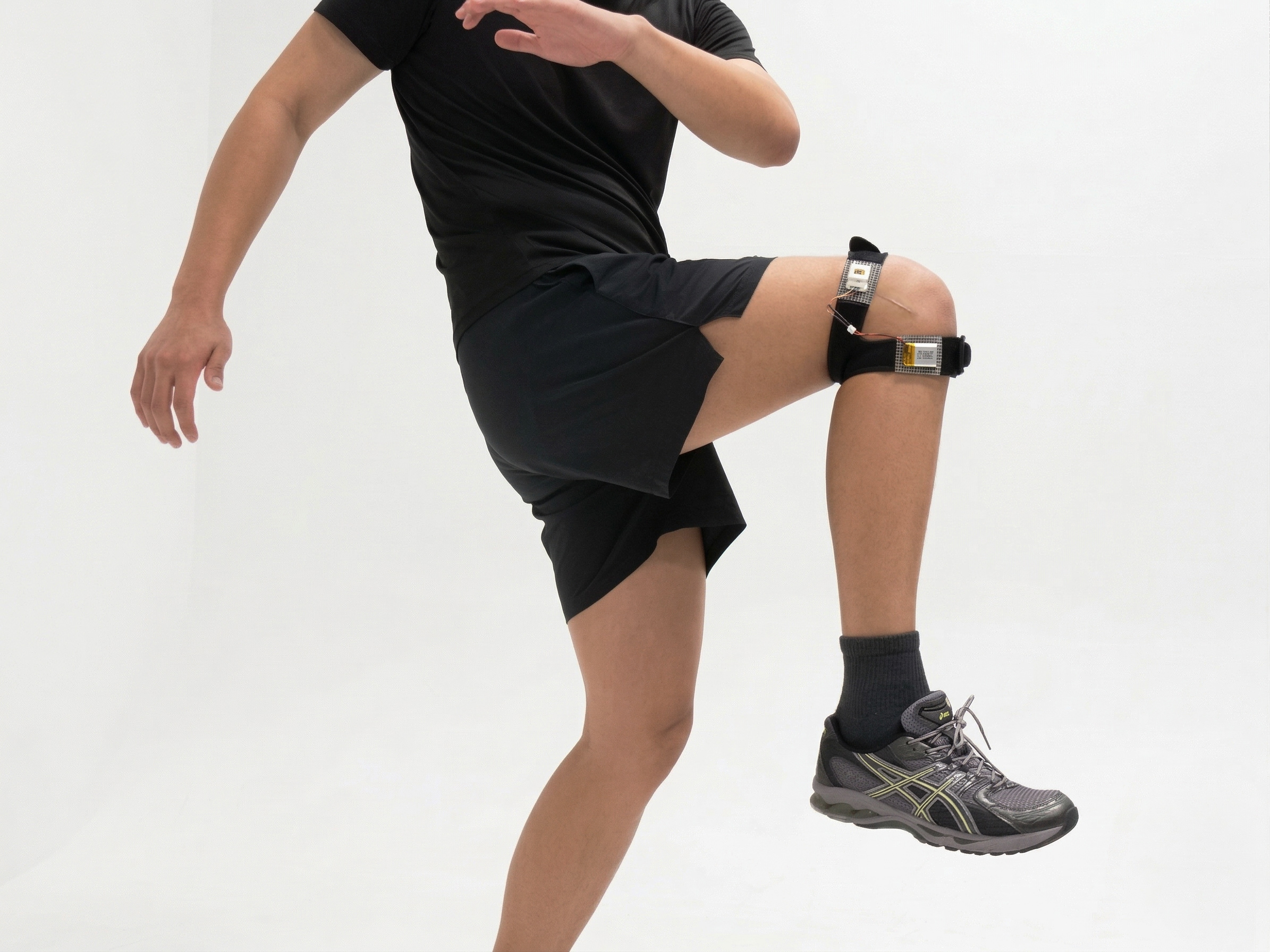 Knee-worn IMU sensor mid-lunge